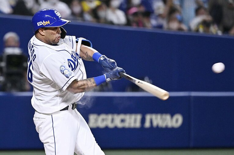 好調のビシエド。ドラゴンズの主軸バッターとして不可欠な存在だ ／ photograph by Kyodo News