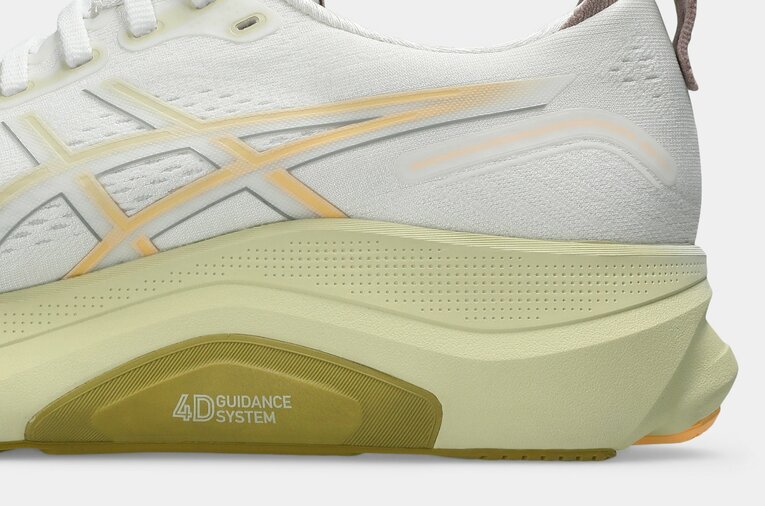 かかと部の適切な傾斜／かかと部には適切な傾斜を持たせることで疲労時にもスムーズなかかと接地を促す　©ASICS