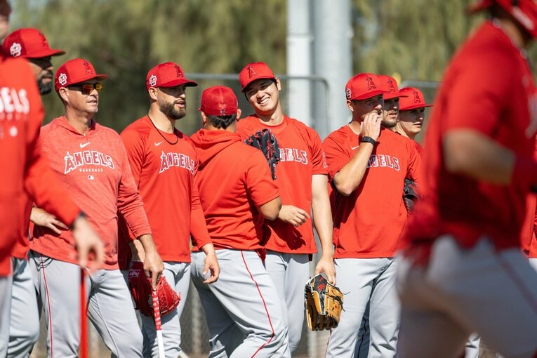 ベネズエラのホセ・スアレス投手と談笑する大谷　©Nanae Suzuki