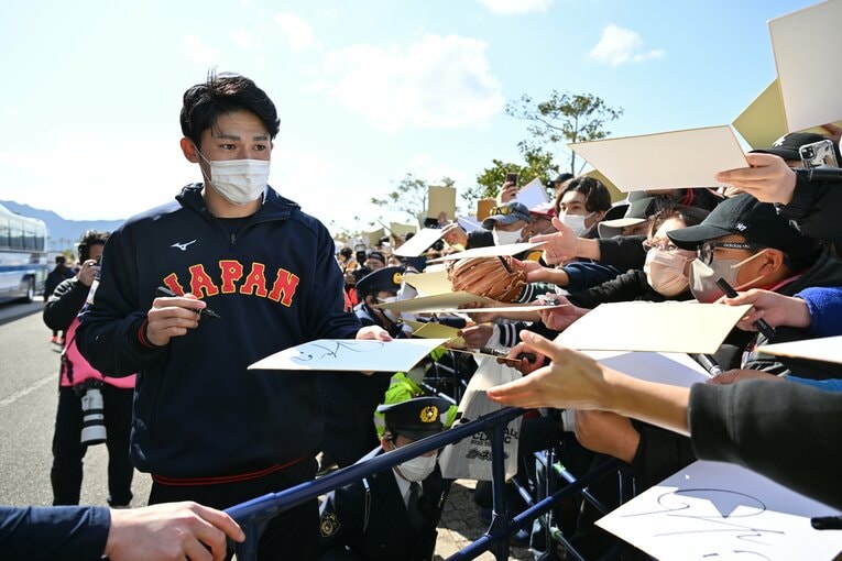 子どもたちを中心に要望に応えていく佐々木 ©Hideki Sugiyama