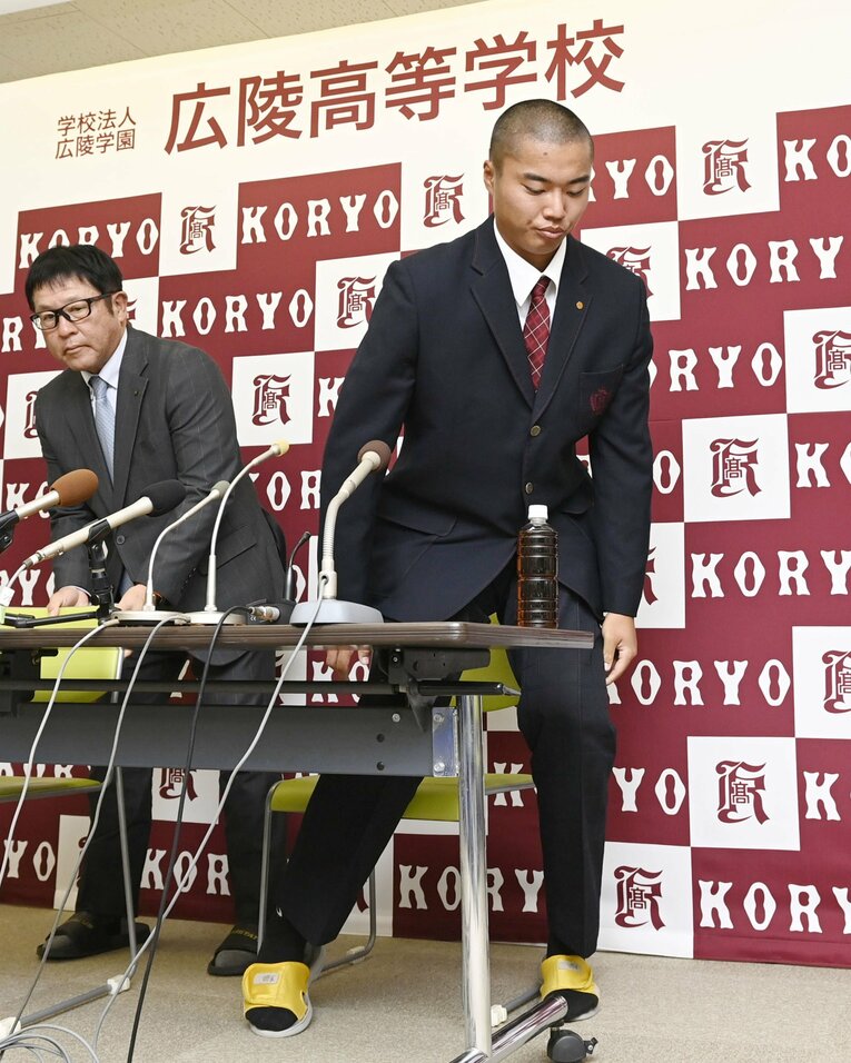 2023年ドラフト会議。4位までに名前が呼ばれず、退席する真鍋慧　©KYODO