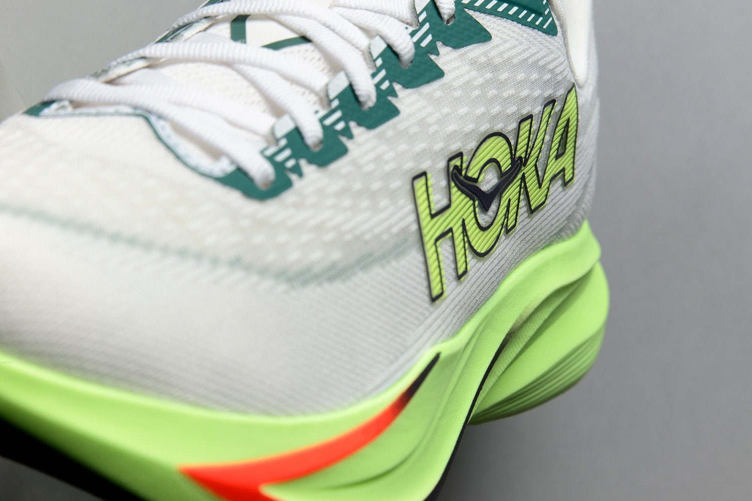 軽量で反発性の高いミッドソール「スーパークリティカルフォームEVA」を採用し、軽快なクッション性を実現