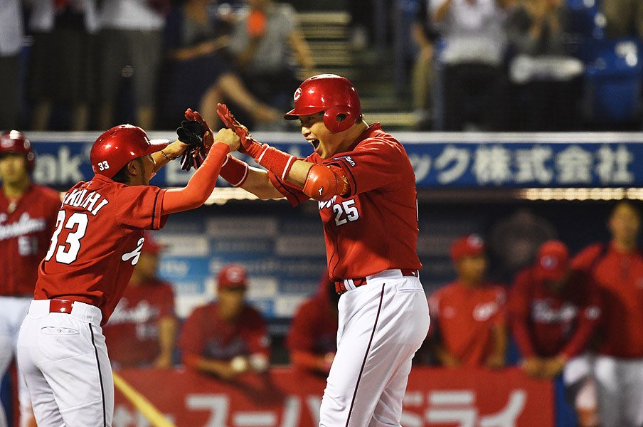 交錯した野球人生がまた1つに 新井貴浩と赤松真人 広島での邂逅 プロ野球 Number Web ナンバー