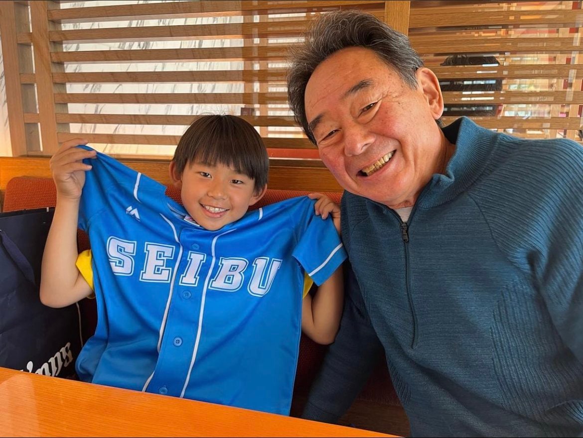 東尾のインスタグラムには、長男・理汰郎君と父・修との仲睦まじい姿がアップされている。2019年には3人で始球式に登板した