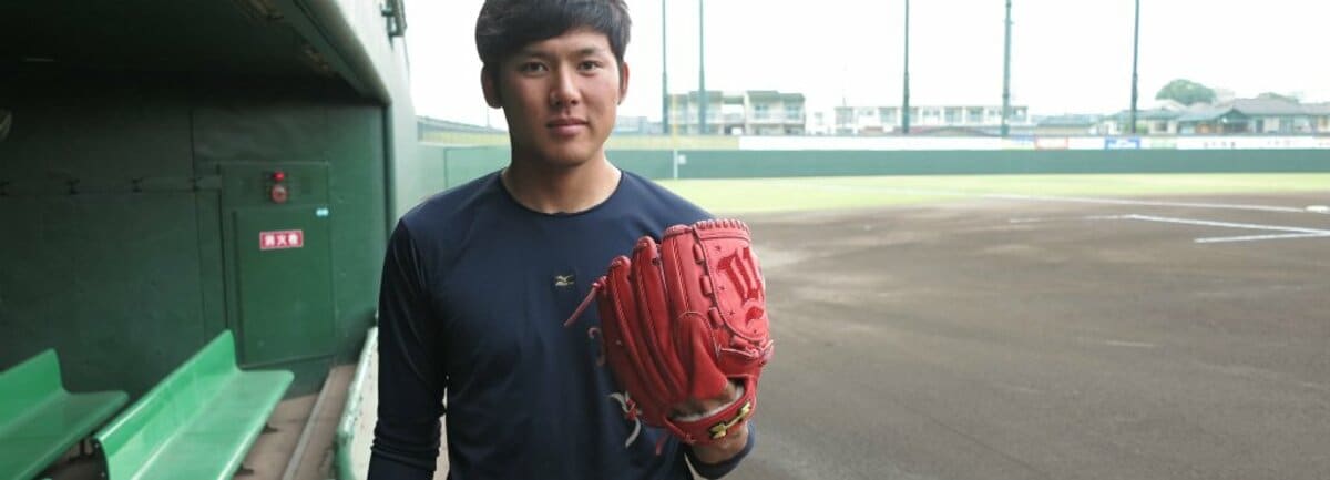 DeNA山崎康晃が贈った魂のグラブ。BCリーグの後輩、伊藤拓郎との絆
