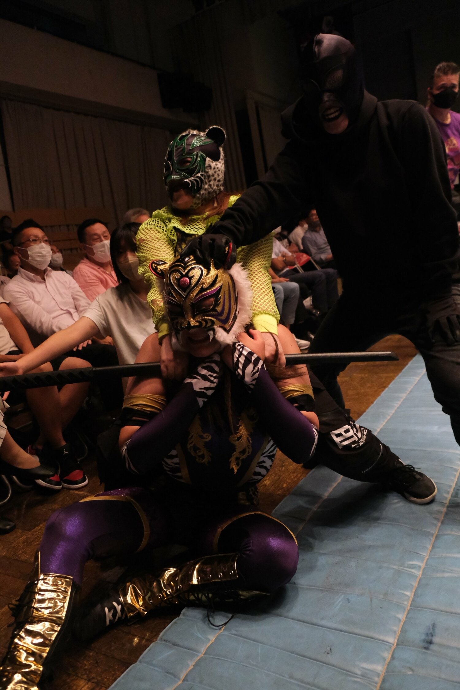 場外で凶器を使った攻撃を繰り出したダーカーズ。クイーンは苦悶の表情