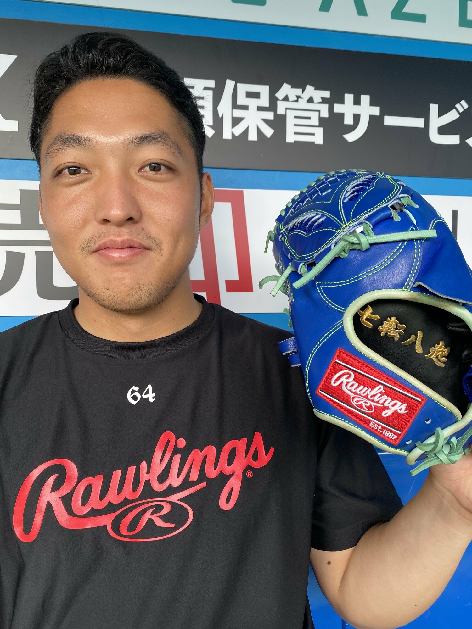 グラブに父の教えを刻む佐藤奨真　©︎Chiba Lotte Marines