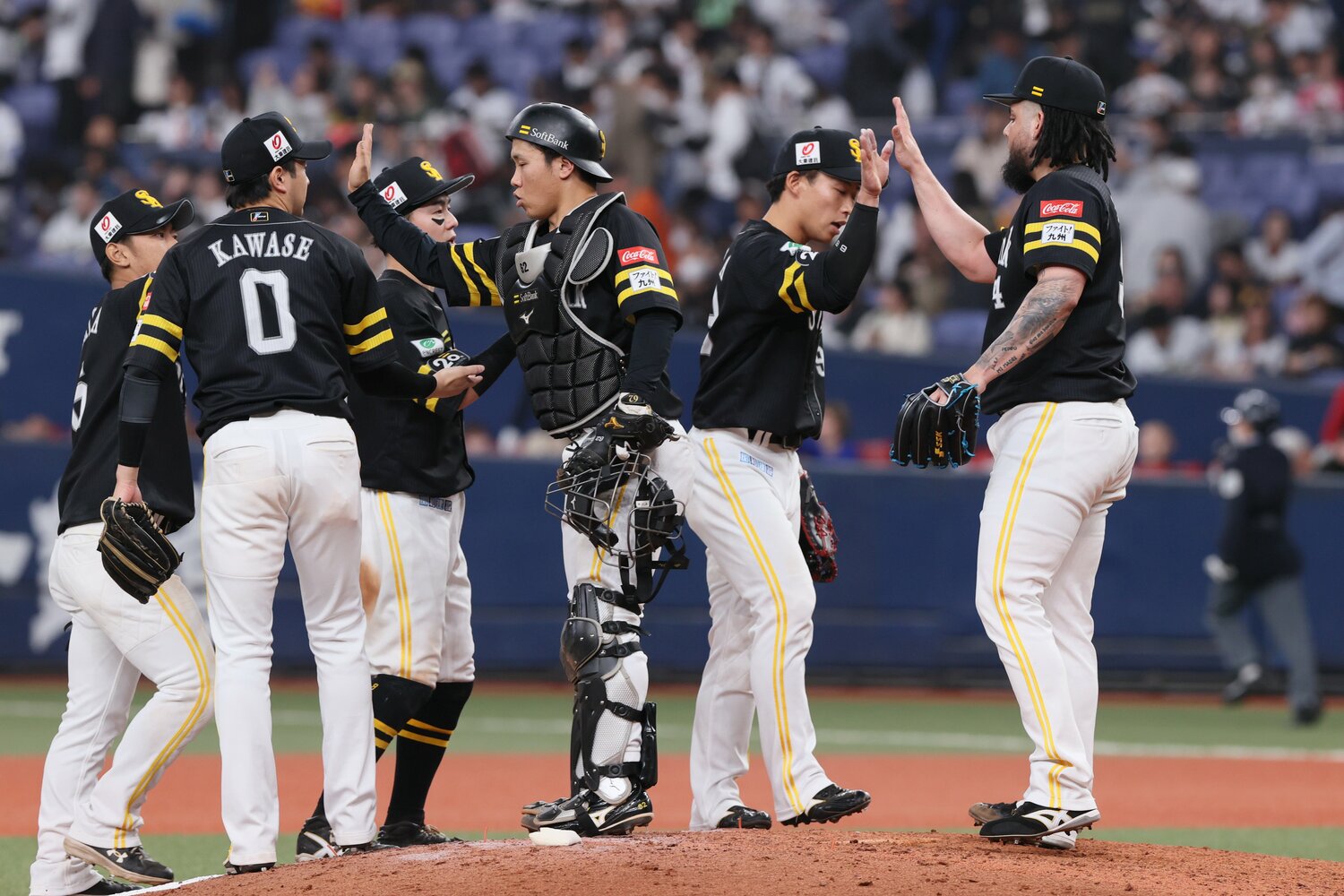 何とか単独最下位は脱したソフトバンクだが…　©JIJI PRESS