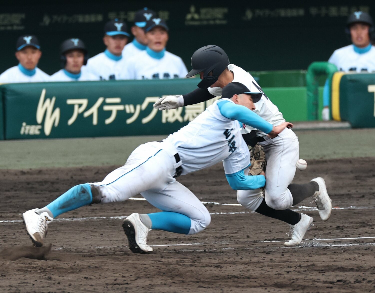 菰田は守備中の交錯で左手首骨折を負った　©JIJI PRESS