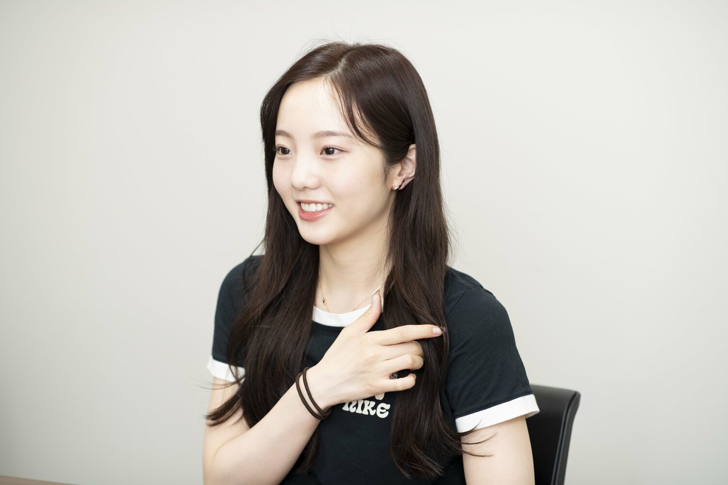 フィギュアスケーターの本田真凜。昨夏に20歳を迎えた彼女は明治大学に通う現役の女子大生でもある。コロナ禍によるオンライン授業から解放されて頻繁に通うようになったという明治大学駿河台キャンパスで撮影（写真をクリックすると、特別グラビアをすべてご覧いただけます）。　©Miki Fukano