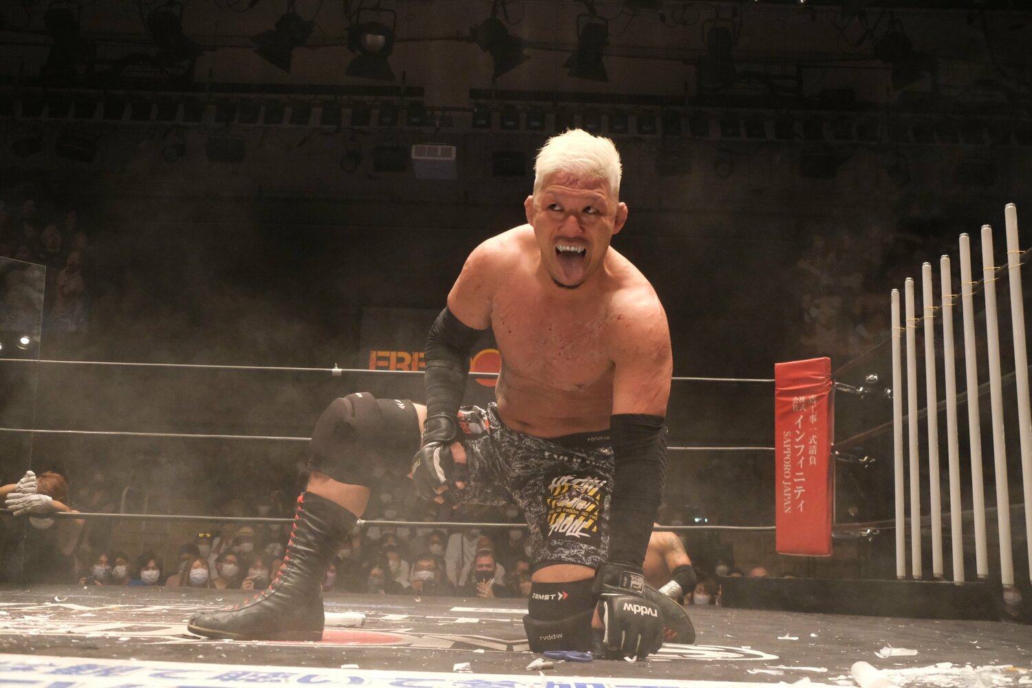 激しい闘いの中でも笑顔を見せる(クリックすると「この記事の写真」に飛びます。流血等の過激な写真を含みますのでご注意ください)