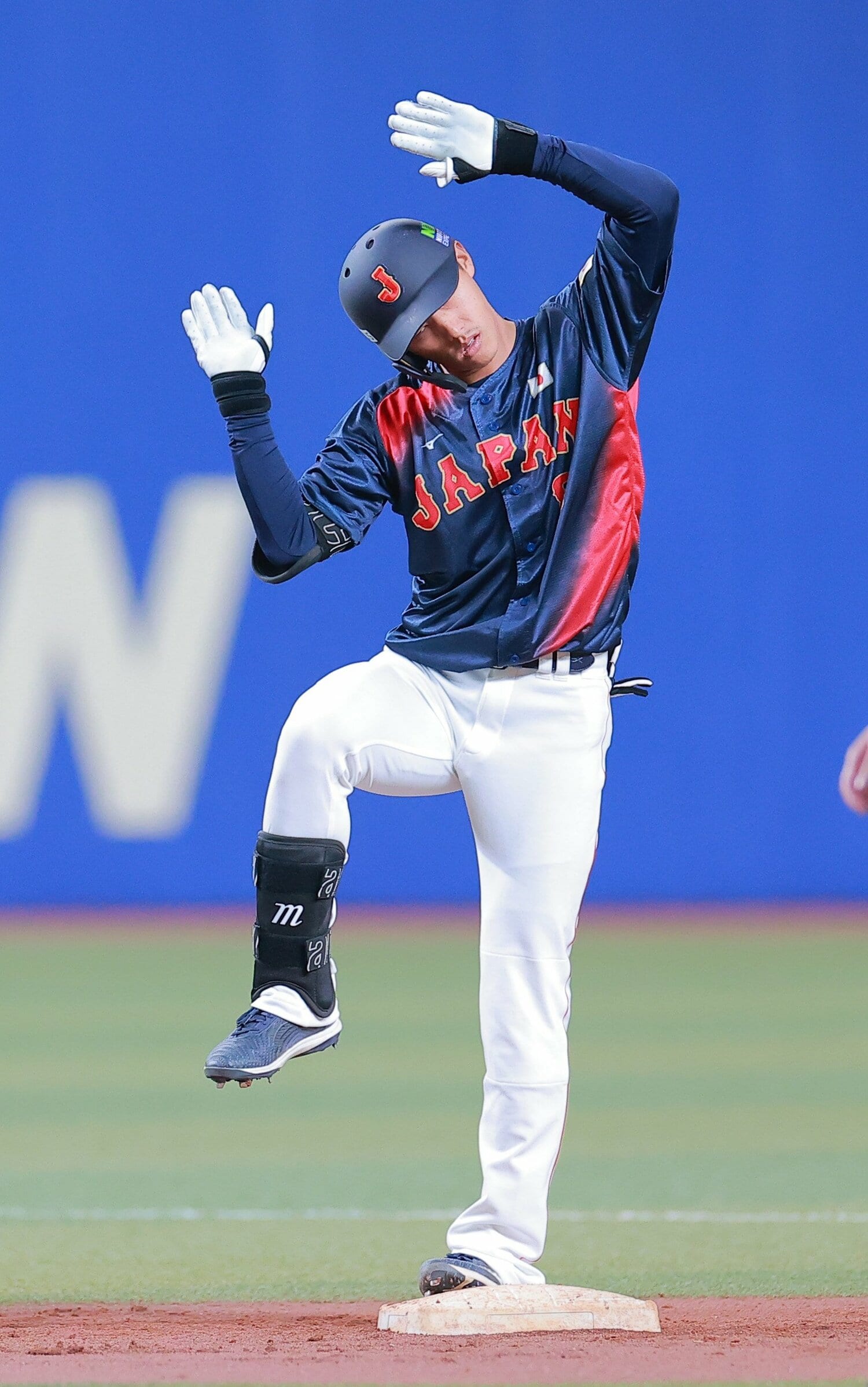 チェコ戦との第2戦ではドジャースの“大谷ポーズ”も見せた辰己　©︎SANKEI SHIMBUN