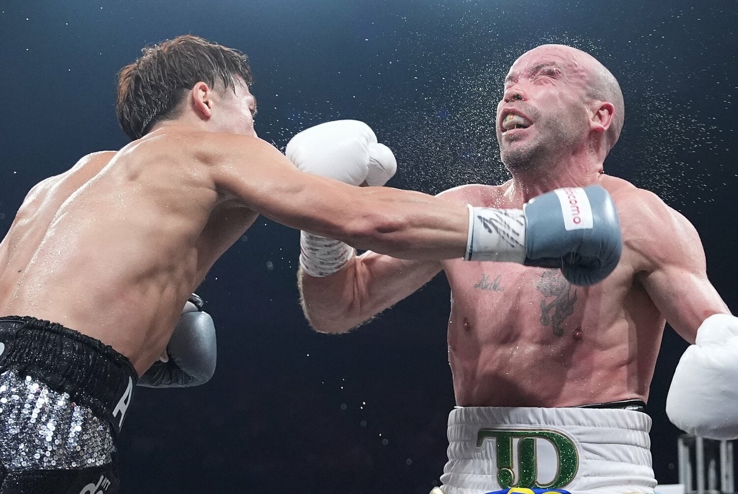 井上尚弥の右ストレートでドヘニーの顔が跳ね上がる ©Naoki Fukuda