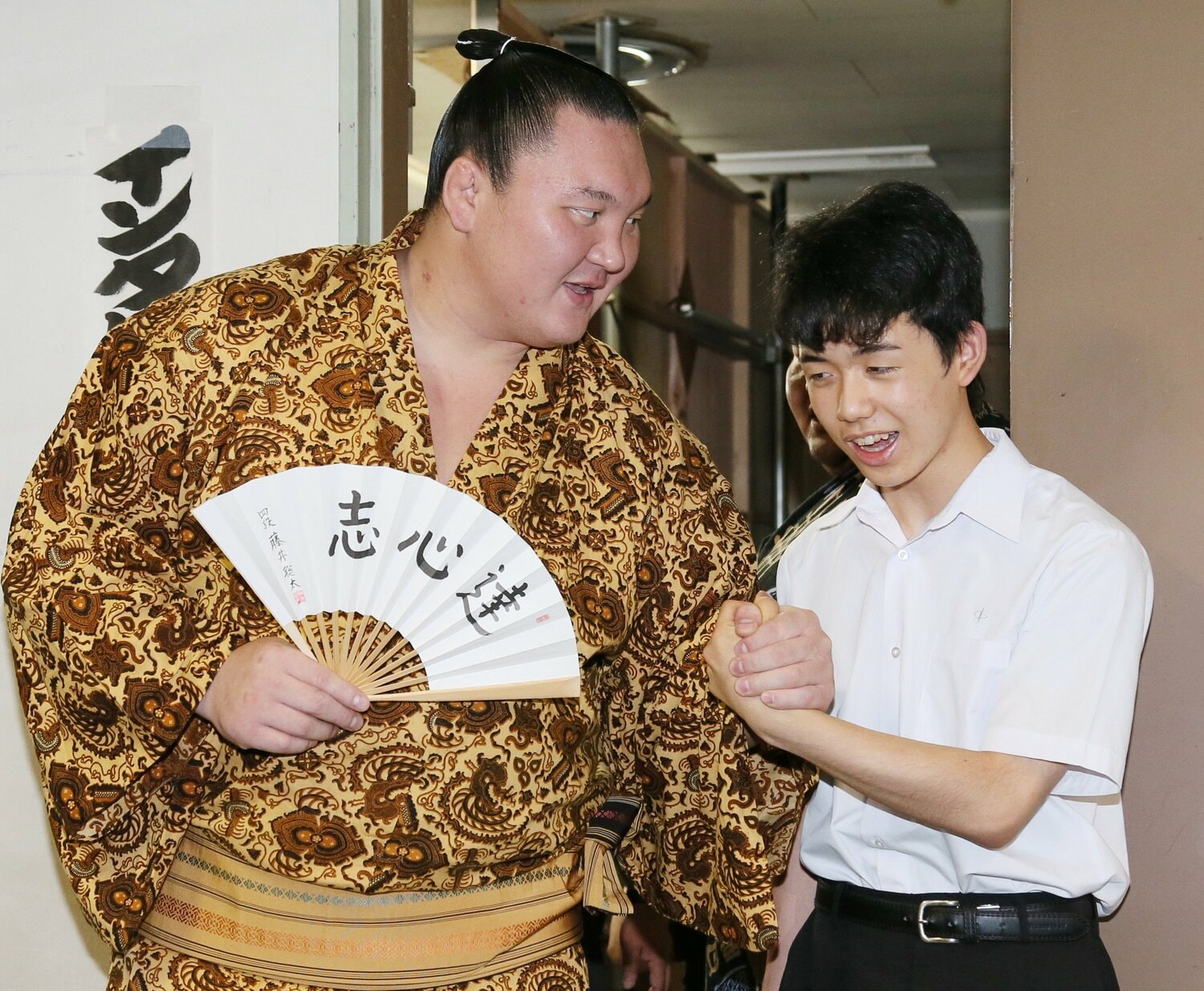 白鵬と藤井四段　©JIJI PRESS