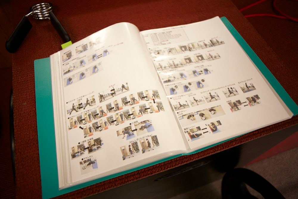 プロゴルファーの長女・遥加のために工藤が作ったトレーニングファイル（2011年撮影）　©︎Tadashi Shirasawa