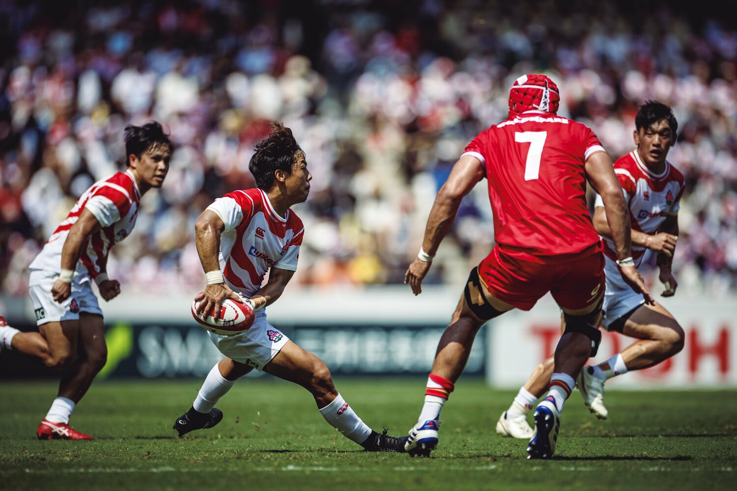 2015年W杯南アフリカ戦を彷彿とさせるトライシーン①。SH藤原は相手を引きつけてSO李（右）へパス　©︎Kiichi Matsumoto