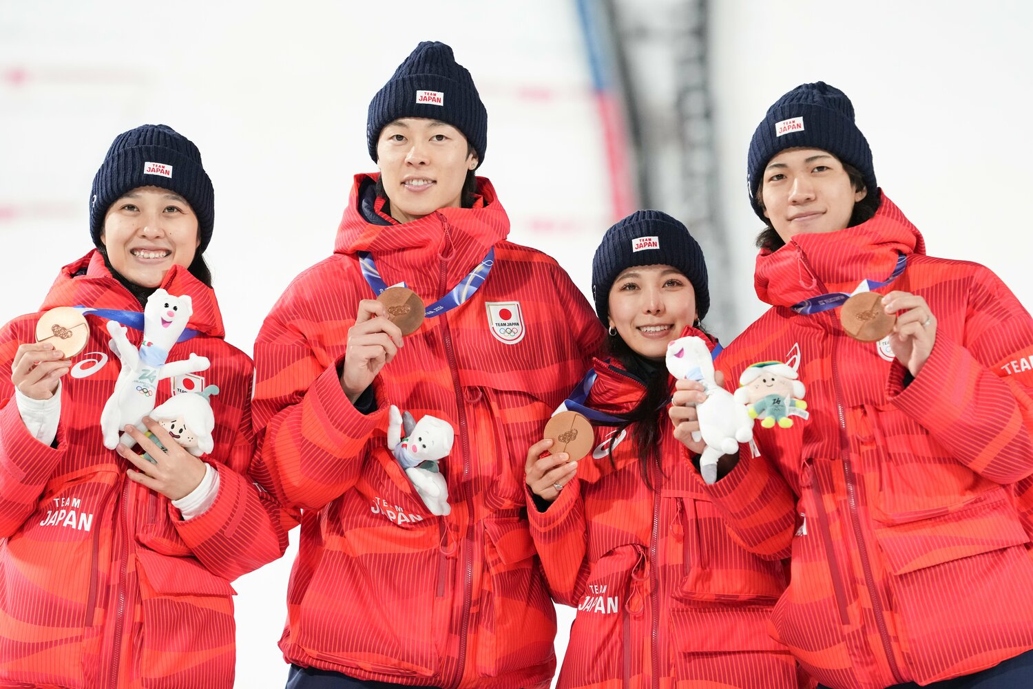 個人戦ノーマルヒルでの二階堂、丸山の銅メダルに続いて団体でもメダルを獲得した日本チーム　©Tsutommu Kishimoto / JMPA