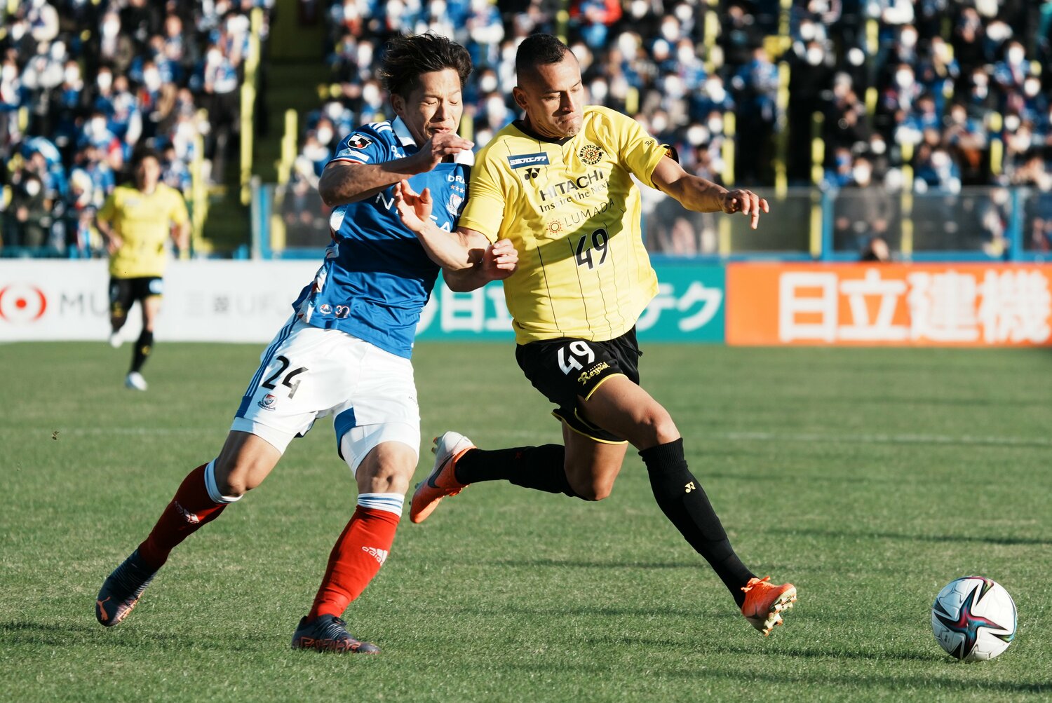 今季は柏でプレーするドウグラス（右）。2010年にJ2徳島へ期限付き移籍。その後、徳島が経済権の51％を買って14年に完全移籍の形となった ©Getty Images