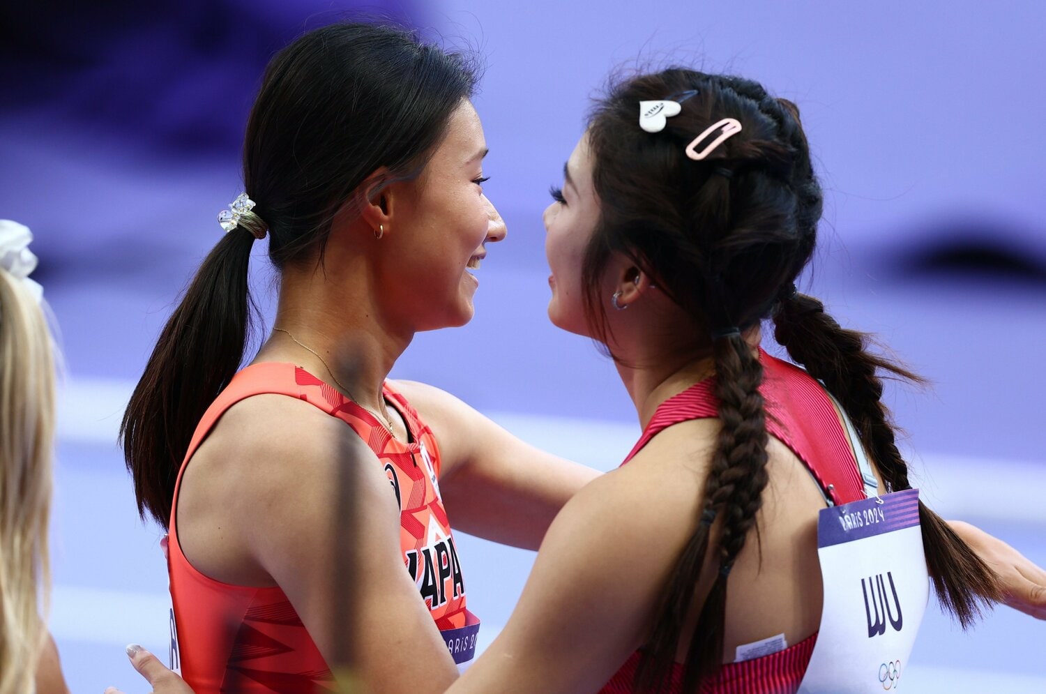 昨年アジア大会でのフライング騒動でも話題になった「中国の女神」呉と敗者復活戦後に抱き合う田中　©Ryosuke Menju/JMPA