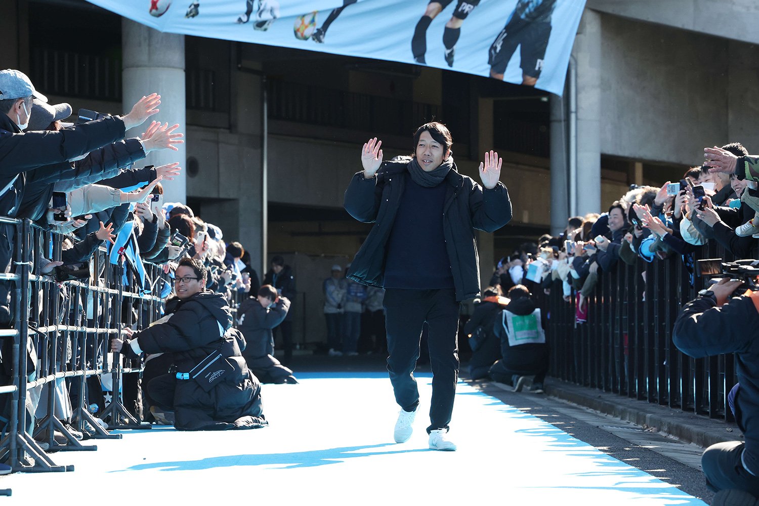 2024年12月14日、Uvanceとどろきスタジアム by Fujitsuで行われた引退試合でファン・サポーターの声援に応える中村憲剛　©AFLO