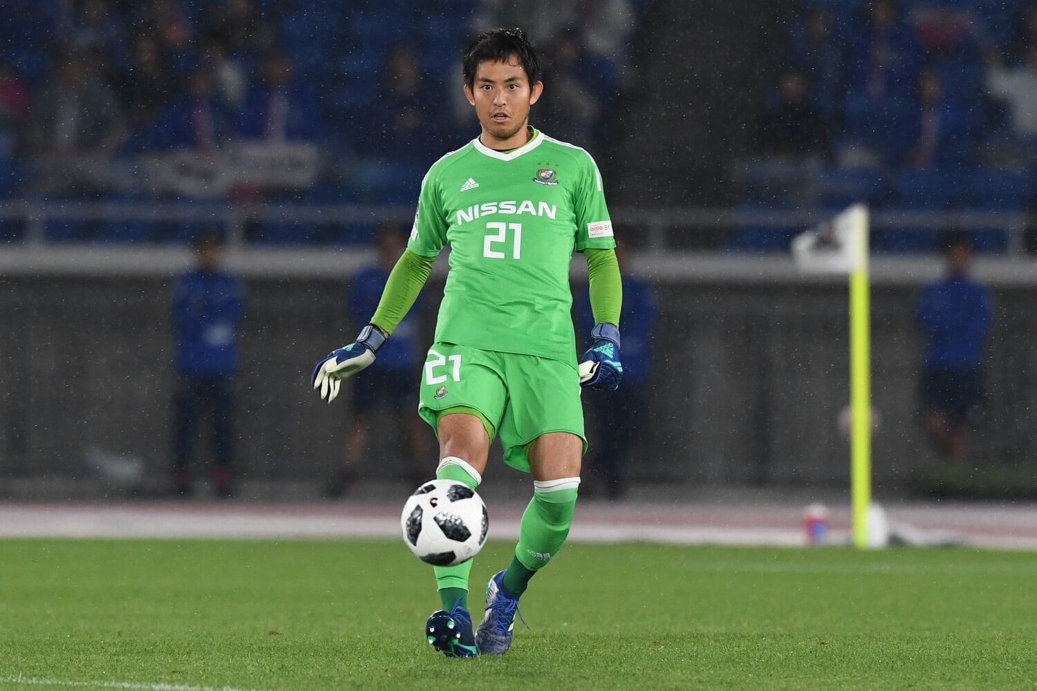 ゴールマウスから離れ、広大なエリアをカバーするタスクを与えられた飯倉大樹　©Masashi Hara/Getty Images