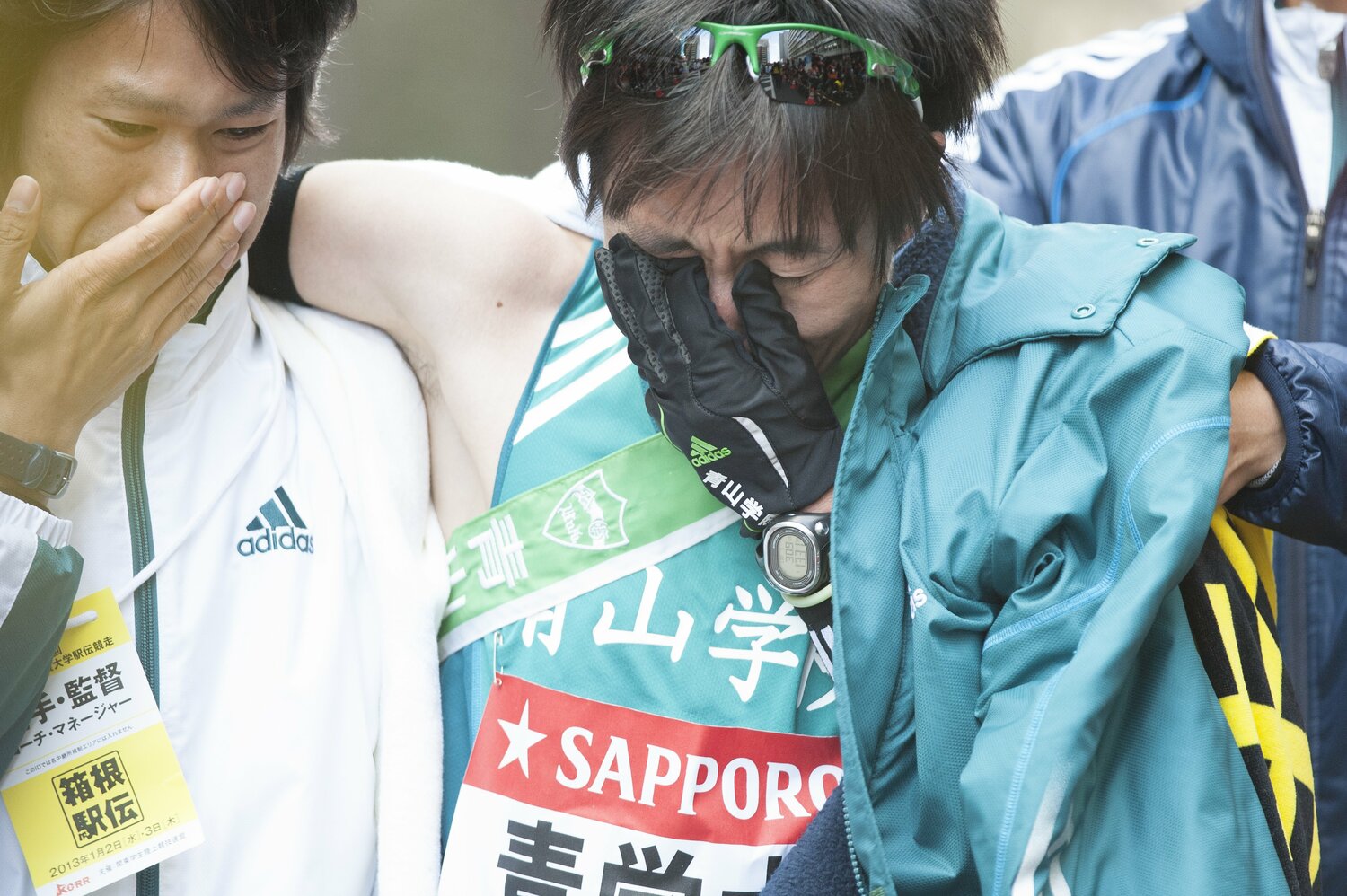 最後の箱根駅伝のゴール後、チームメイトに迎えられ涙を浮かべる出岐雄大さん　©Asami Enomoto