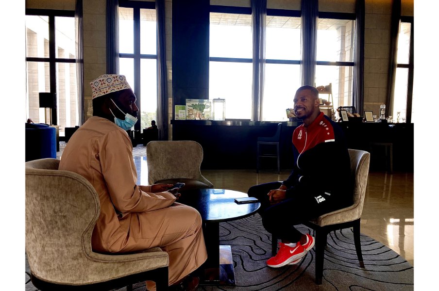 オマーン代表GKファイズ・イッサ・アル・ルシェイディがホテルで取材を受けていた　©Atsushi Iio