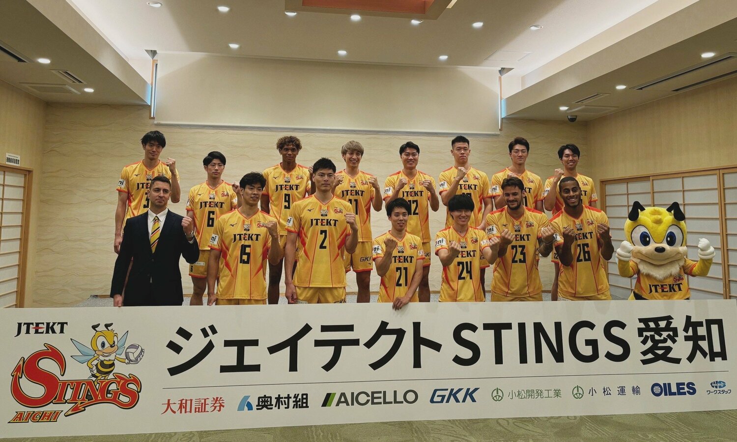 新体制を発表したジェイテクトSTINGS愛知。今季からゴールドを基調としたユニフォームに一新した　©︎JTEKT STINGS AICHI