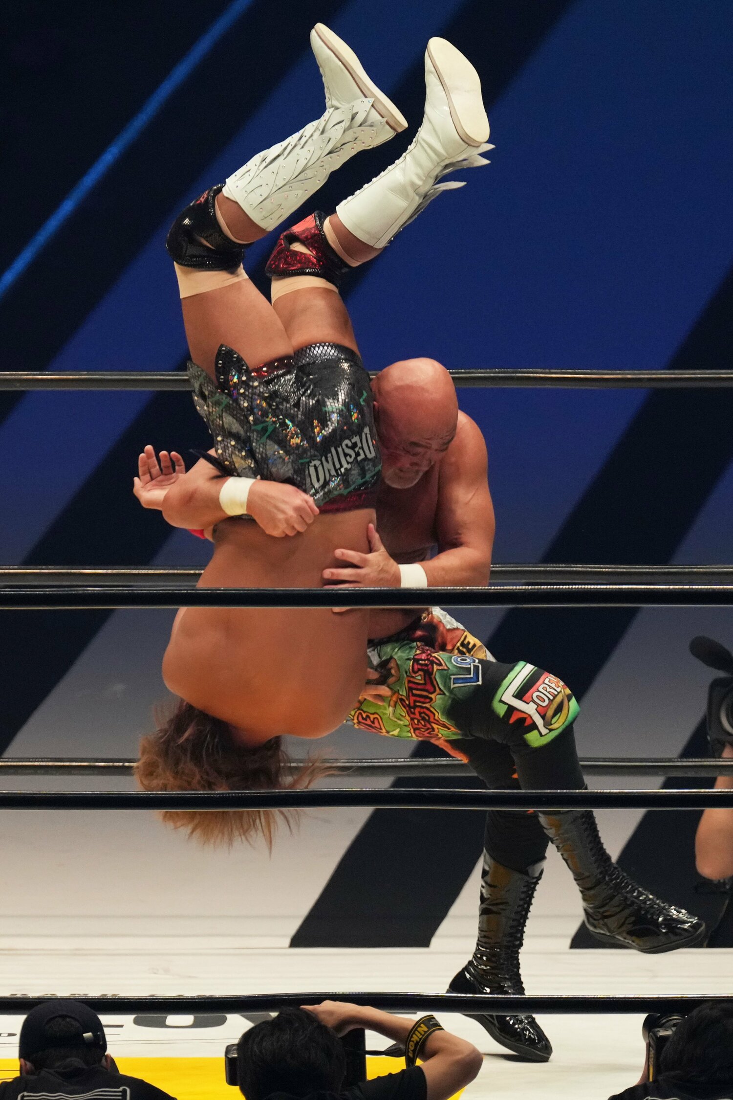 三沢光晴のエメラルドフロウジョンを繰り出す武藤敬司