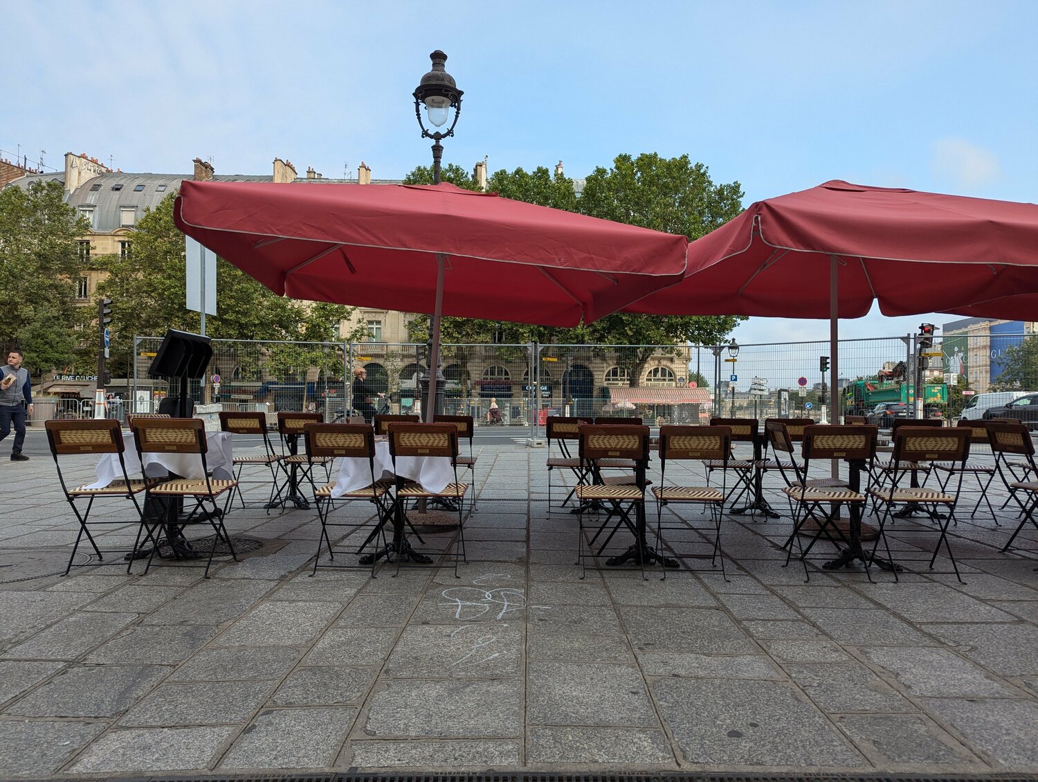 閑散としたカフェレストランのテラス席 ©Yu Saito