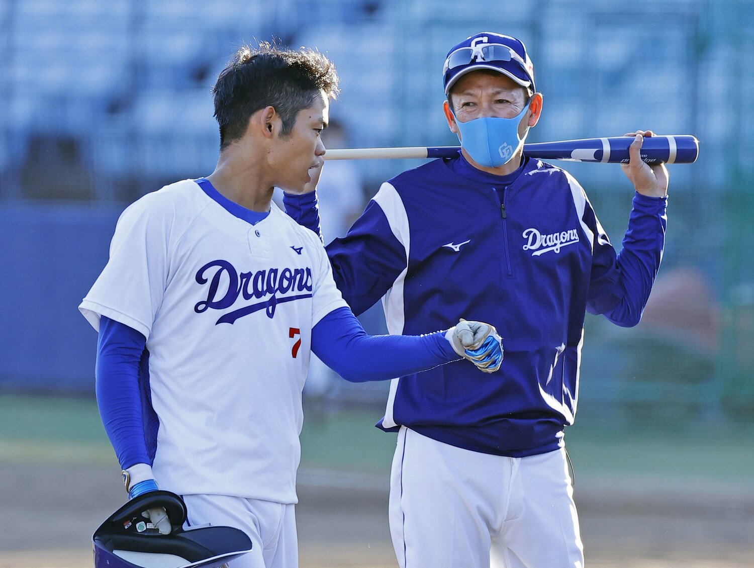 秋季練習で根尾に指導する立浪監督　©Kyodo News