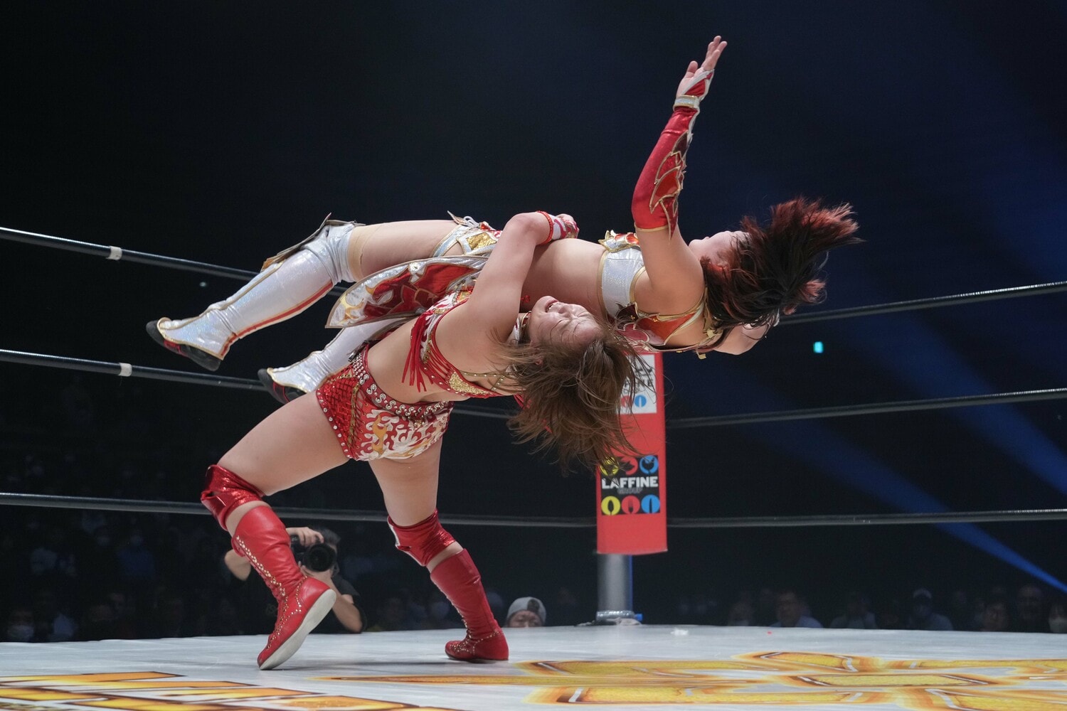 Sareeeの裏投げを浴びる林下詩美 ©Essei Hara