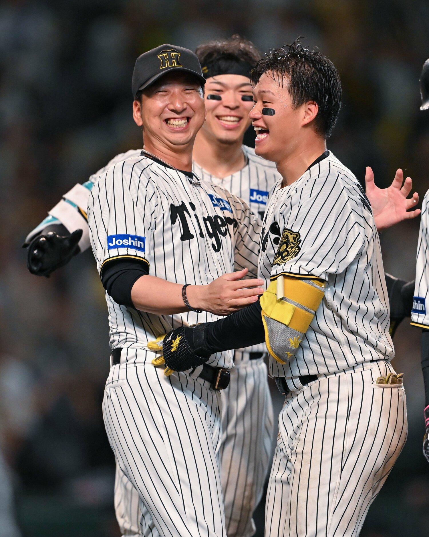 CSでサヨナラ弾を放った森下翔太を笑顔で称える藤川球児監督 ©JIJI PRESS