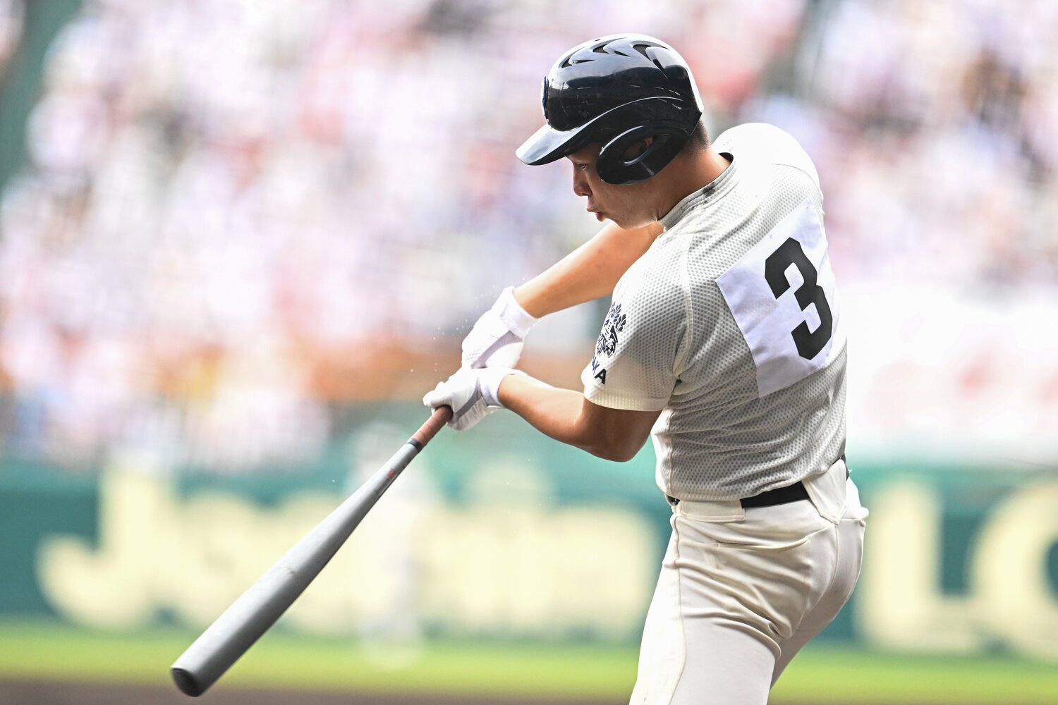 丸山の鋭いスイング　©Nanae Suzuki