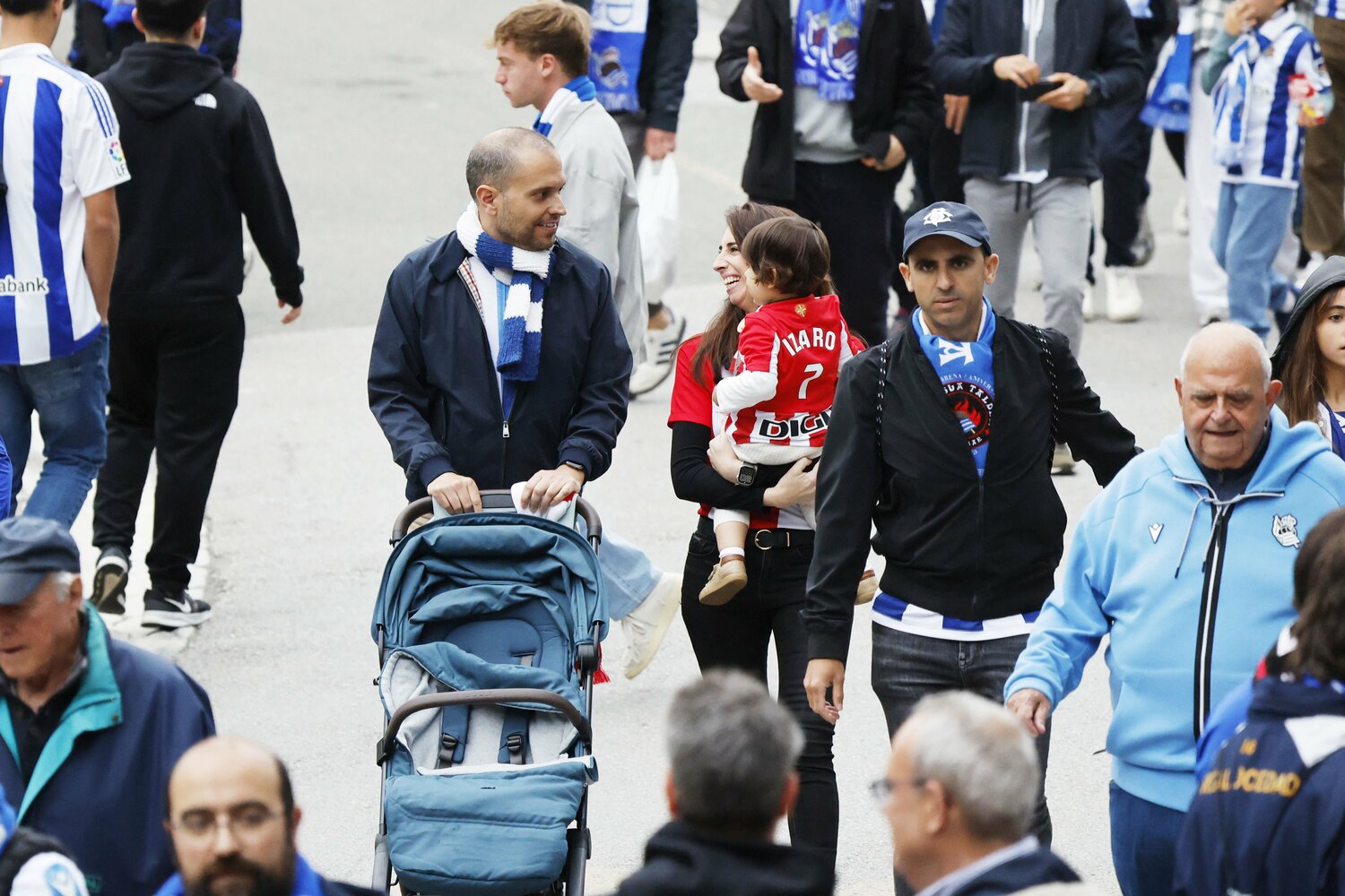 笑顔の父親も、愛娘の紅白ユニ姿に実は胸中複雑?!