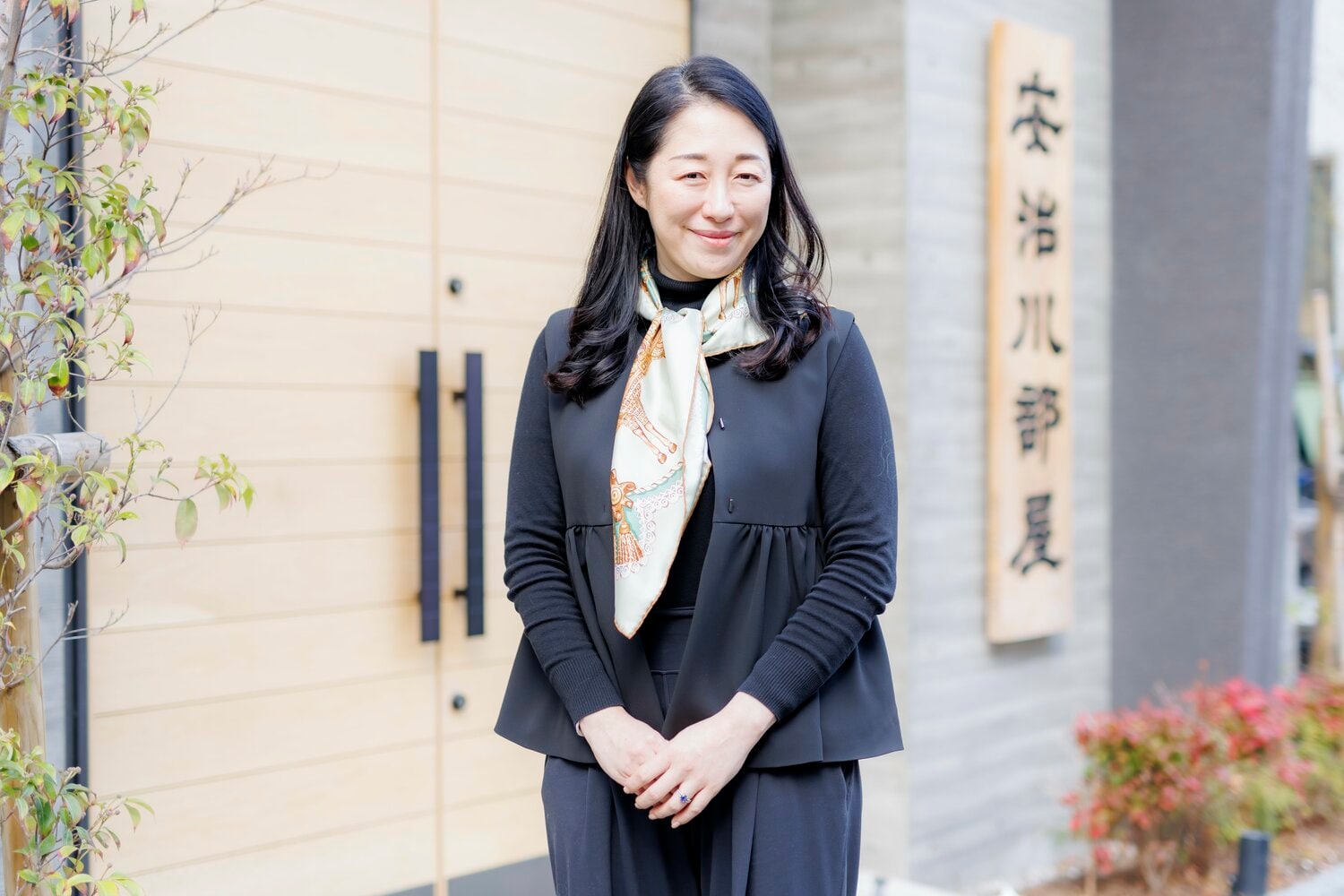 インタビューに応じる安治川部屋のおかみ、絵莉さん　©Kiichi Matsumoto