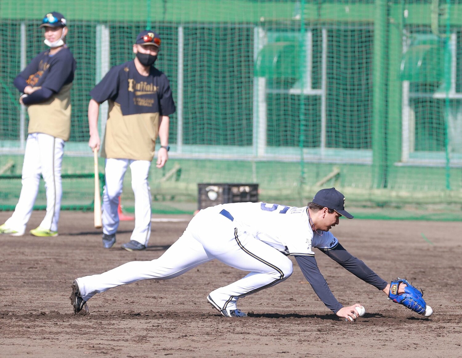 優勝パレードの翌日、オリックス秋季キャンプ(高知)で中嶋監督のノックを受ける宇田川 ©︎Sankeri Shimbun