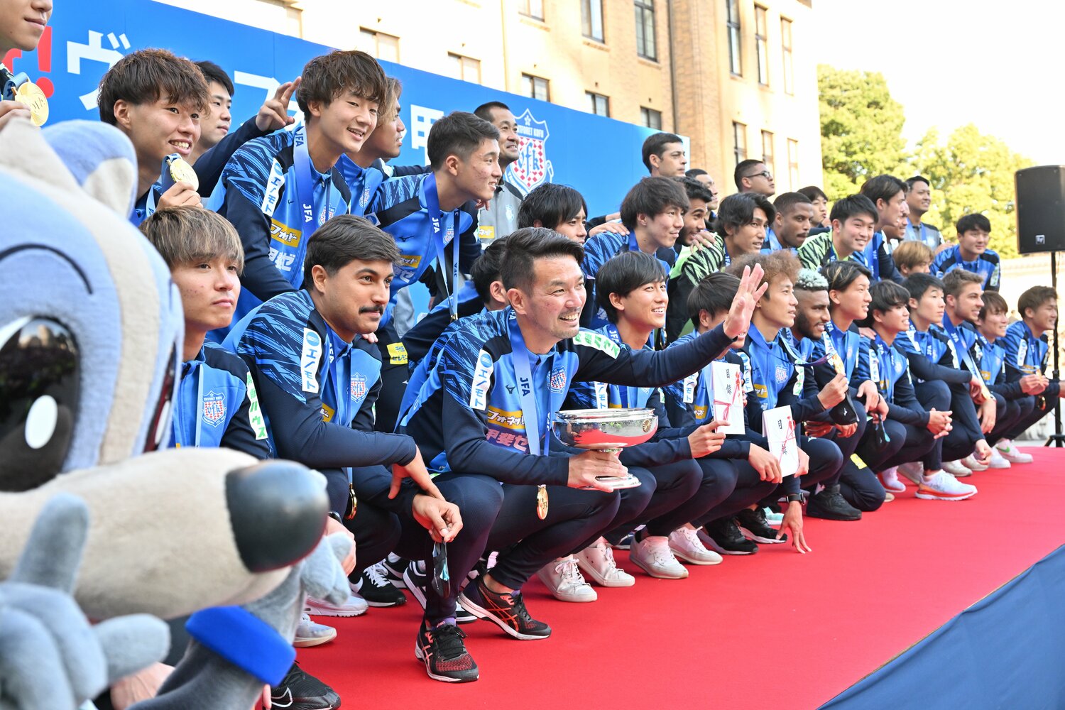 天皇杯の優勝トロフィーを手に笑顔を見せる山本英臣。来季は自身初のACLに挑む　©2022VFK