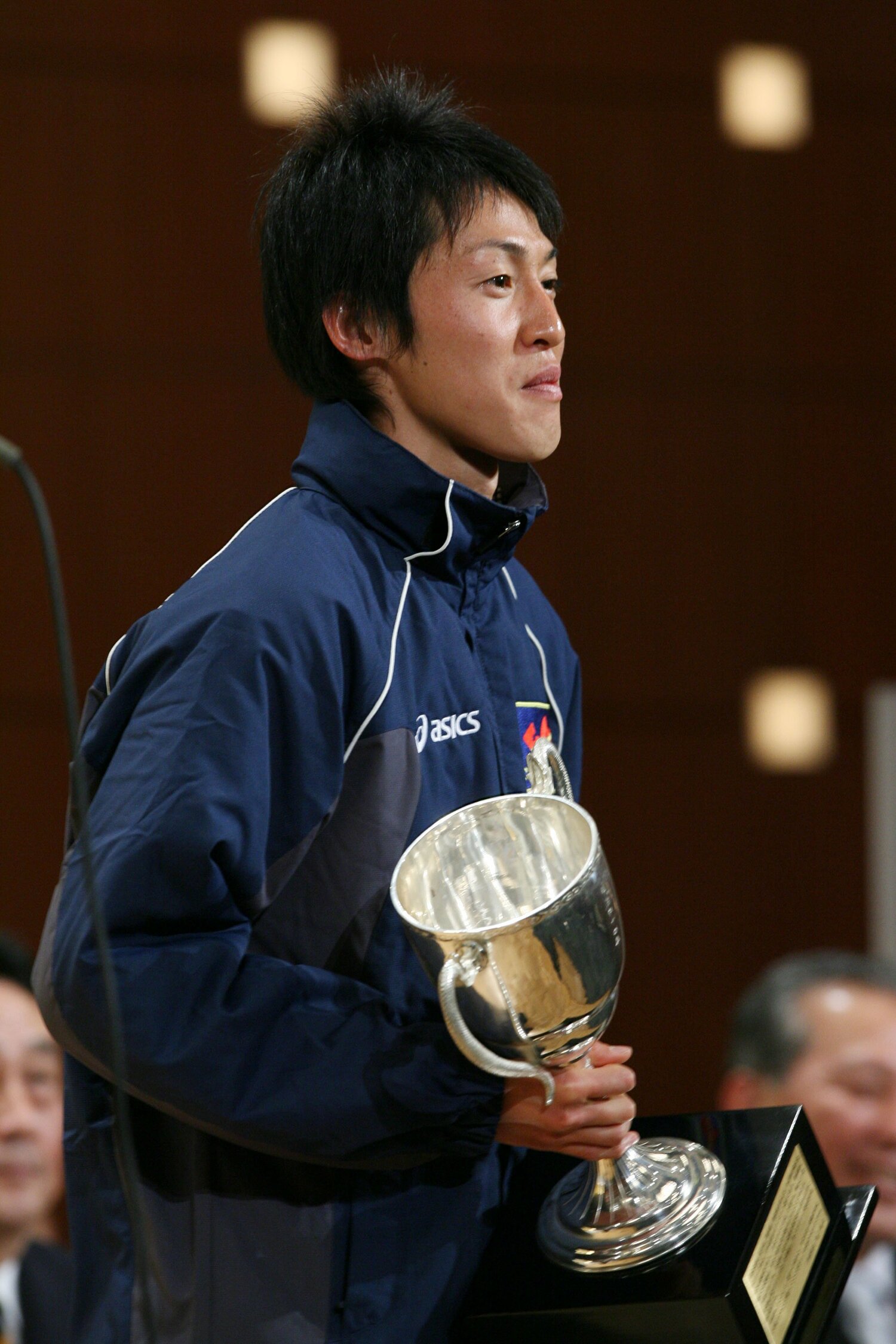 2008年、箱根駅伝の表彰式でトロフィーを手にする篠藤淳　©AFLO SPORT