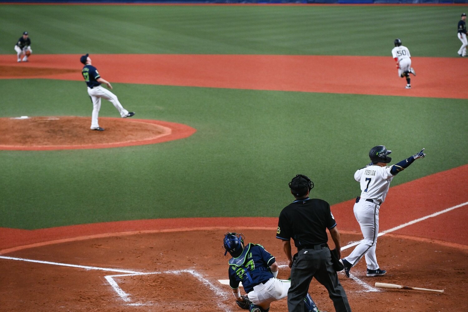 打った瞬間、誰もがスタンドインを確信した吉田正尚の一撃。マクガフと中村のヤクルトバッテリーは顔を歪めた　©︎Nanae Suzuki