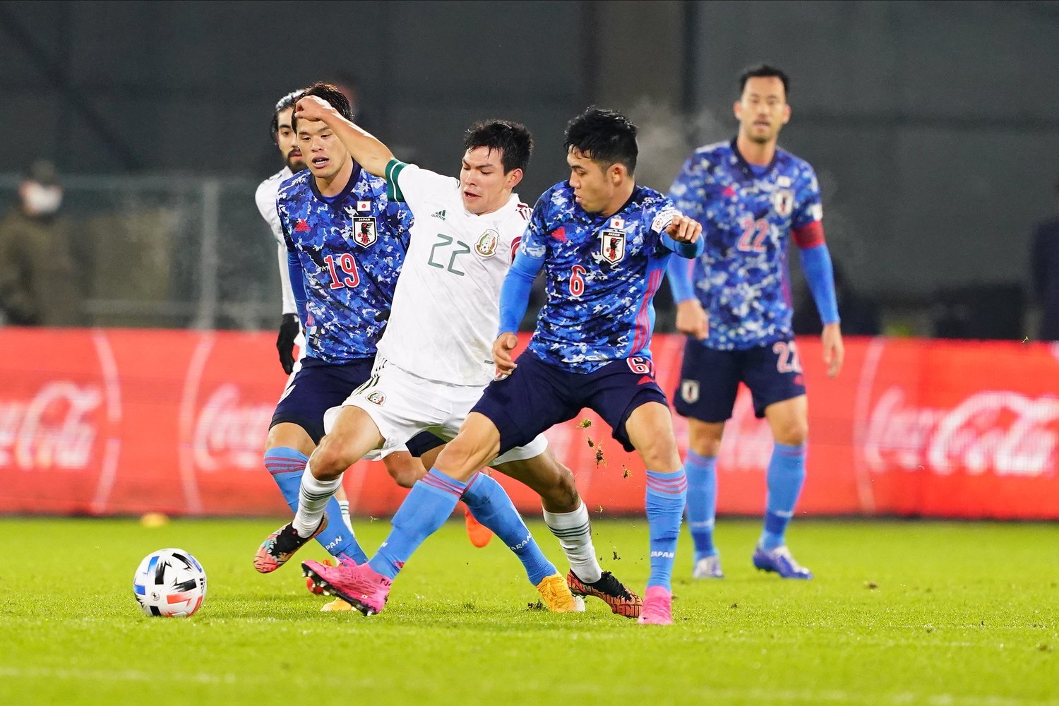 昨年11月に行われたメキシコ戦。遠藤航(中央)、酒井宏樹(左)、吉田麻也(右) ©Getty Images