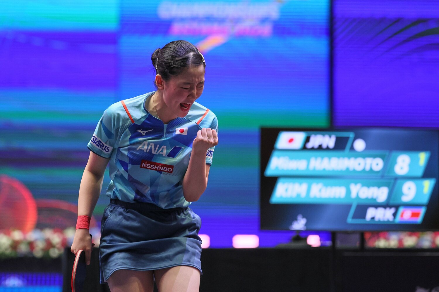 キムクムヨン(北朝鮮)とのシングルス決勝でガッツポーズを作る張本美和 ©Getty Images