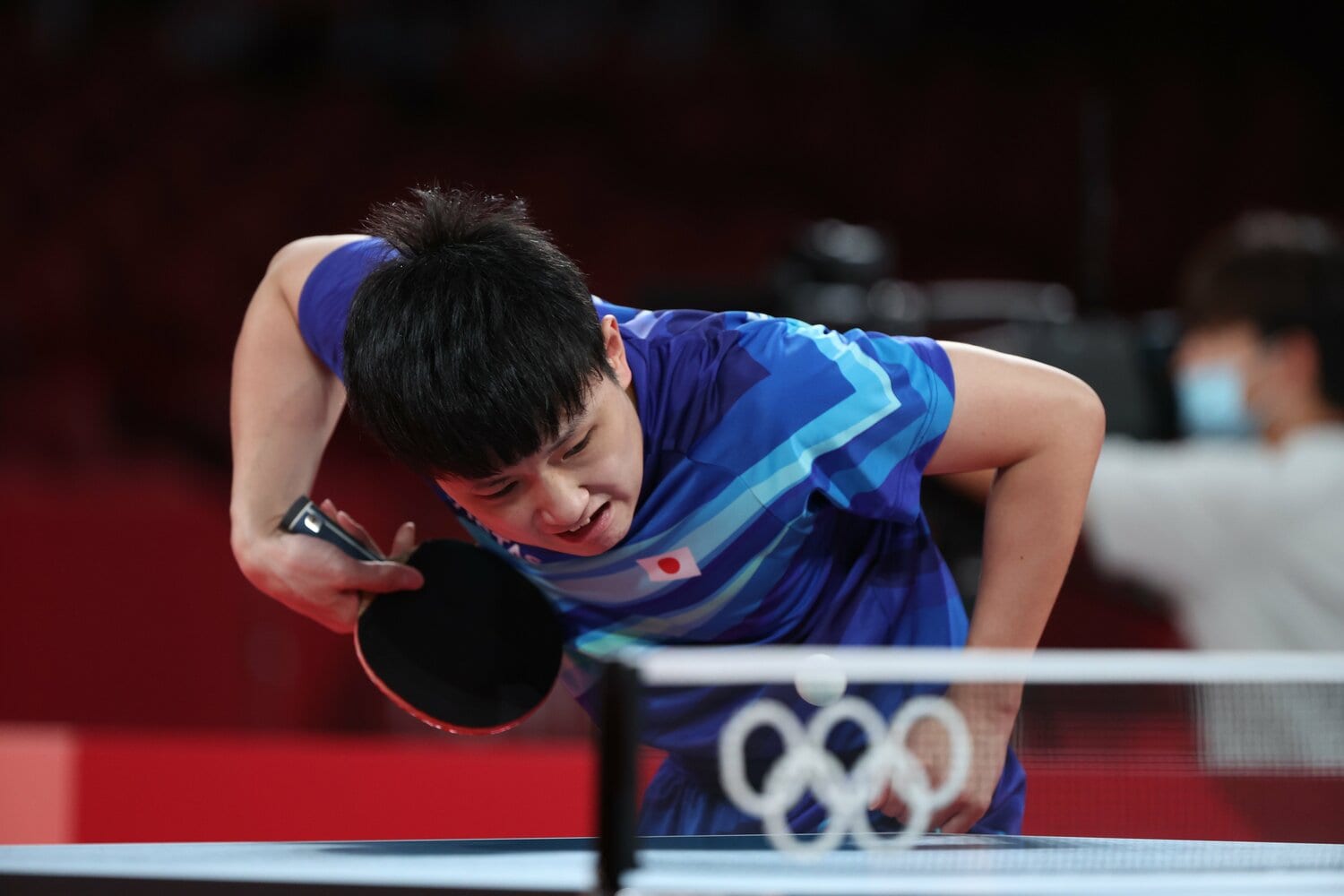 さまざまなサーブを繰り出す張本。プロでもレシーブは容易ではない　©Shinya Mano/JMPA