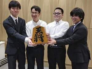 （右から）山下数毅、生垣寛人、岩村凜太朗、片山史龍の4人が難関の奨励会三段リーグを突破した