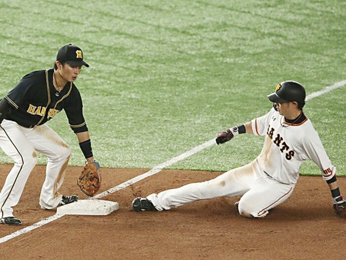 巨人圧勝の流れを作った意表の重盗。原辰徳監督、決断の根拠は「理」。<Number Web> photograph by Kyodo News