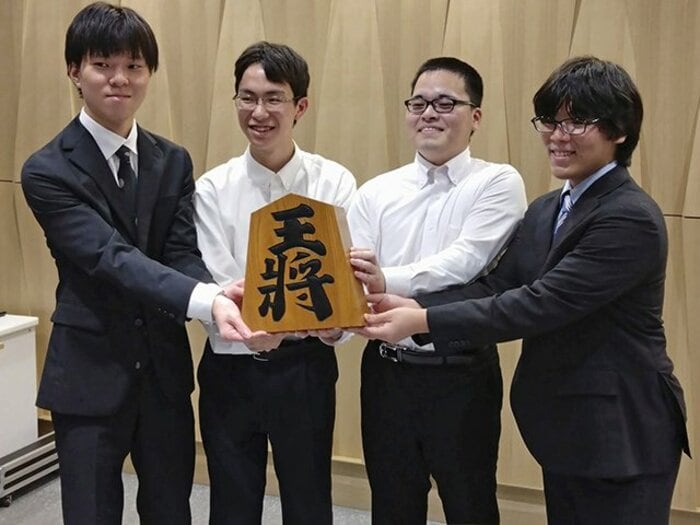 「東大卒の両親、兄は京大生の17歳」「藤井聡太が“詰将棋早解きで勝てない”と脱帽」難関すぎる三段リーグ突破でプロに…4人の意外な素顔＜Number Web＞ photograph by Kyodo News