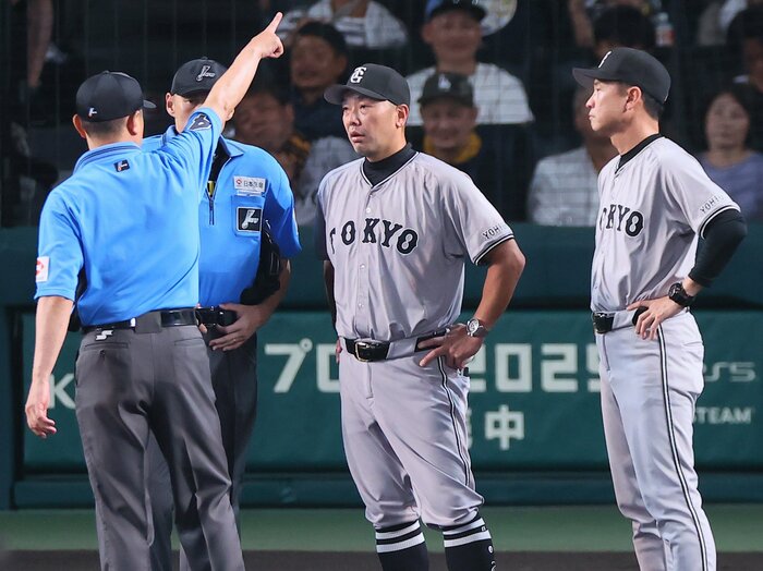 「これ以上言ったら退場ですよ」「わかってます」巨人・阿部慎之助監督の退場劇は“確信犯”だったのか？ リプレー検証に“あえて抗議”した理由とは＜Number Web＞ photograph by SNAKEI SHIMBUN