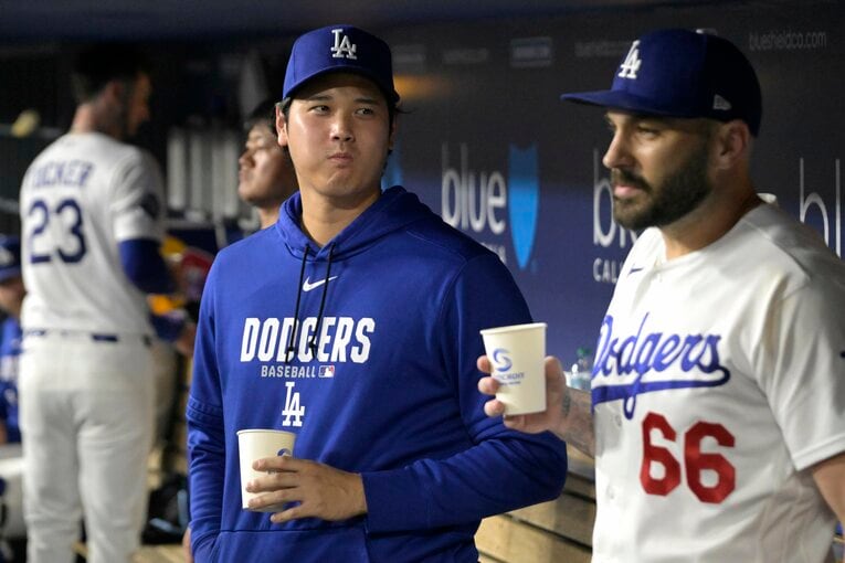 大谷がスイングで苦悶の表情＆ベンチでは明るく…テレビに映らないドジャースの光景を見る（写真は右に続きます）　©Getty Images