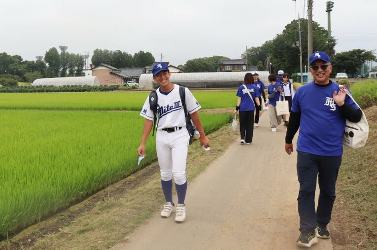 今夏引退した水戸三・大高侑一とその父。球場駐車場までの田んぼ道を歩く ／ photograph by Yuki Kashimoto