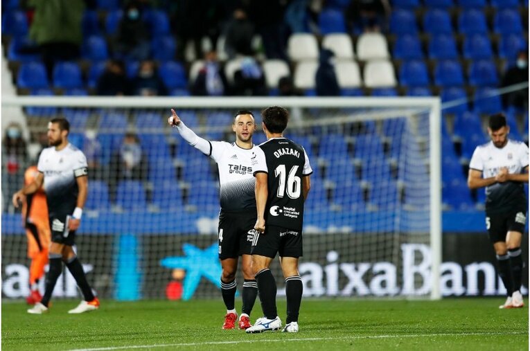 柴崎岳vs岡崎慎司が《ユニフォームを引っ張ってバチバチ》 撮影カメラマンが凍えそうな雨中で捉えた“熱いバトル”の瞬間(32)